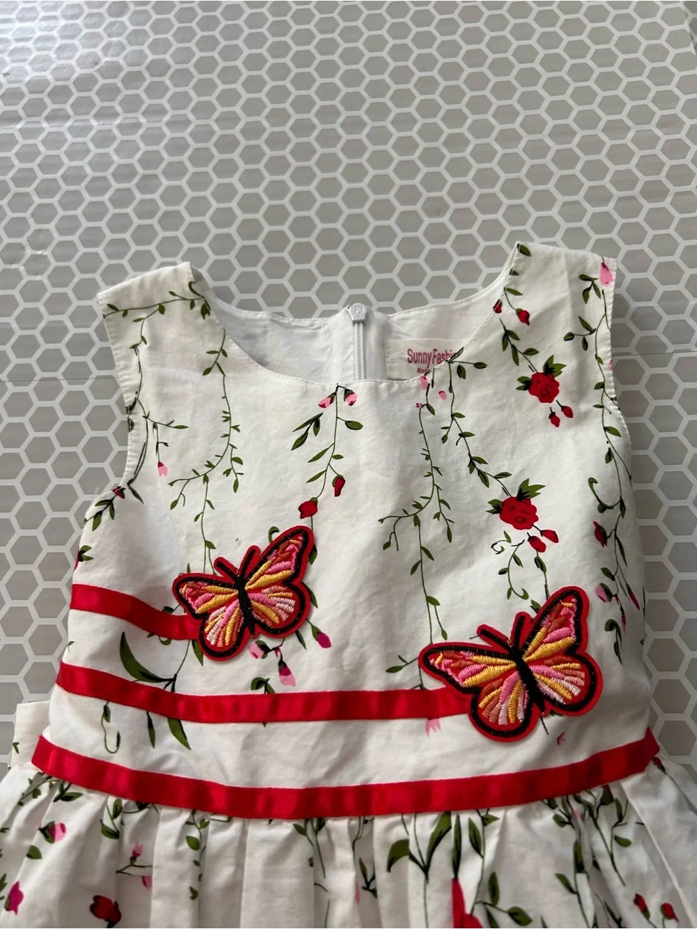 Sunny Fashion White Floral Dress Red Rose Print Butterfly Accents. Size 4/5